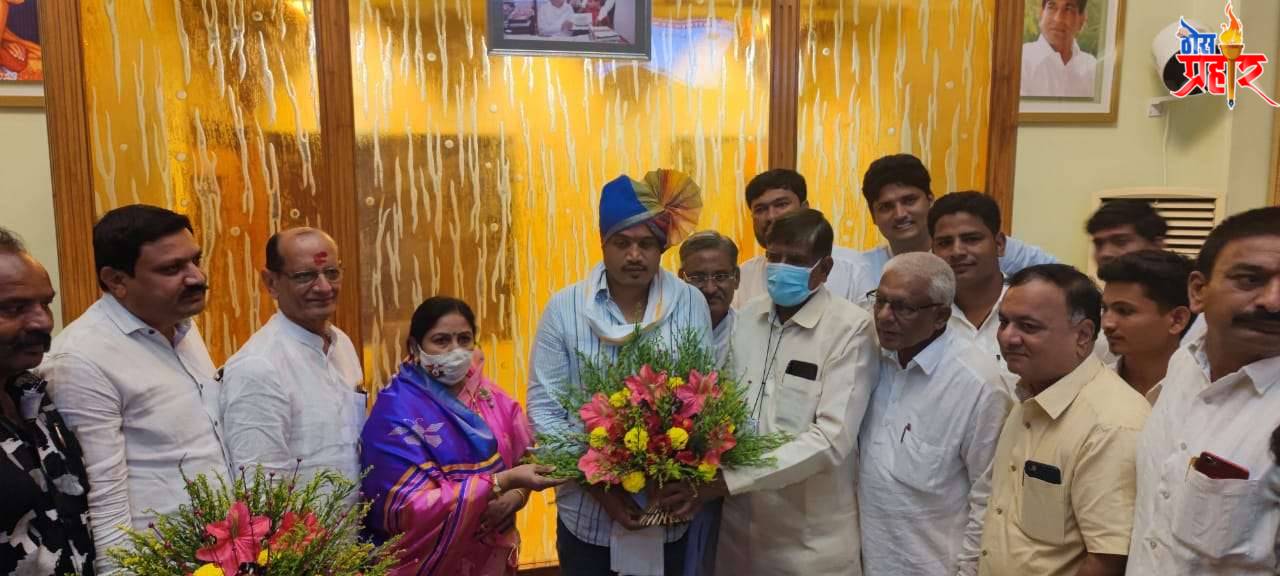 कृषिभूषण साहेबराव पाटील आणि लोकनियुक्त नगराध्यक्षा पुष्पलता पाटील यांनी केले आ रोहित पवार यांचे स्वागत...