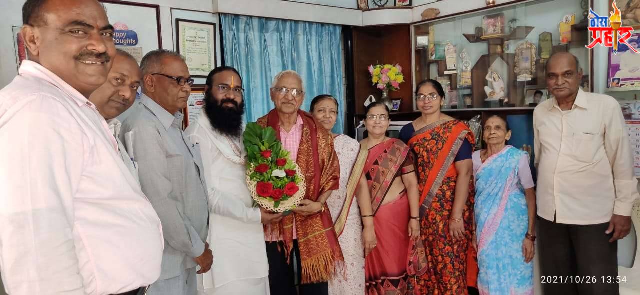 सेवानिवृत्ती नंतरही कार्यमग्न ही एक तपश्चर्या - महामंडलेश्वर जनार्दन हरिजी महाराज चित्रकार लिलाधर कोल्हे यांचा सपत्नीक सत्कार