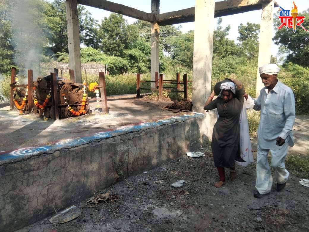 कोळपिंप्री येथे नातीने केले आजीवर अंत्य संस्कार