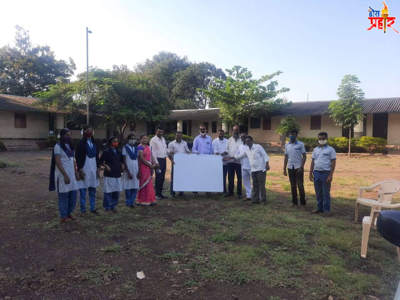 खेरवाडी( C.R )रयत शिक्षण संस्था हायस्कूलला पाच व्हाईट बोर्ड आजी आजोबा च्या स्मरणार्थ सप्रेम भेट.