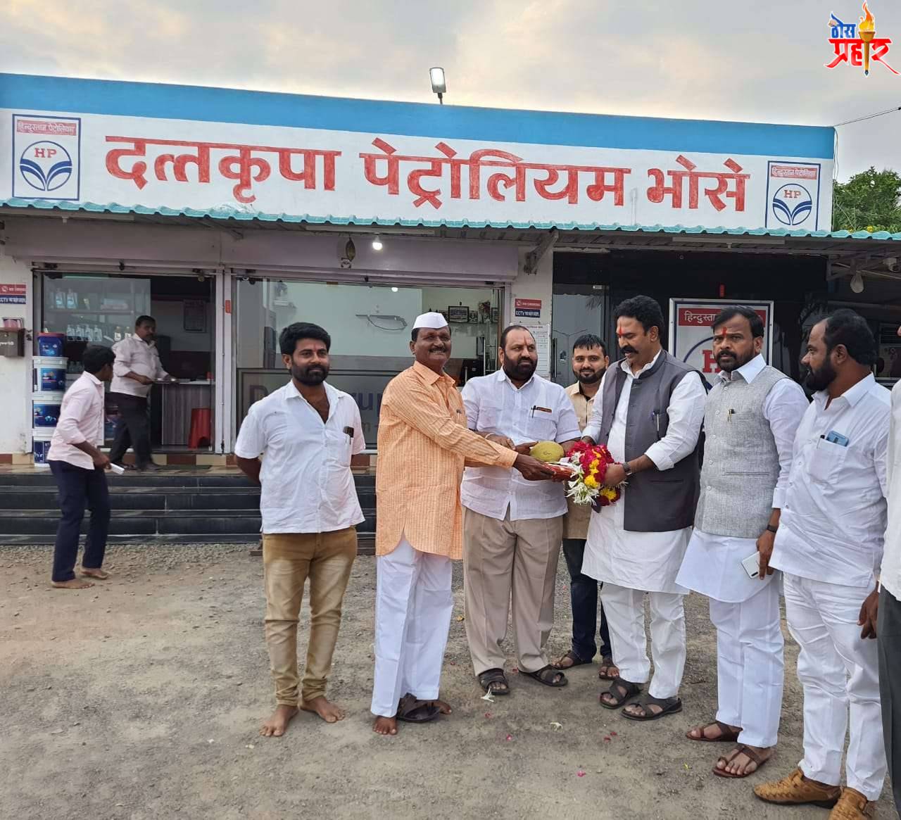 पंढरपूर टेंभुर्णी रस्ता रुंदीकरणासाठी दिले खासदार निंबाळकर यांना निवेदन