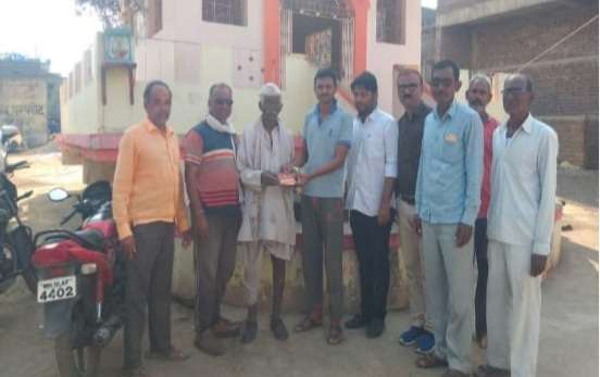 कृषी सहाय्यक संघटनेतर्फे अंध व्यक्तीस दिवाळी निम्मित मदत