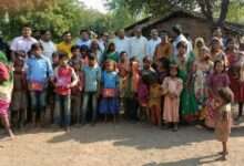 मन्यावस्ती येथील पाड्यावर आदिवासी बांधवांना प्रेरणा दर्पण फाउंडेशन चोपडा तर्फे दिवाळी फराळ वाटप