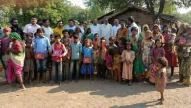 मन्यावस्ती येथील पाड्यावर आदिवासी बांधवांना प्रेरणा दर्पण फाउंडेशन चोपडा तर्फे दिवाळी फराळ वाटप