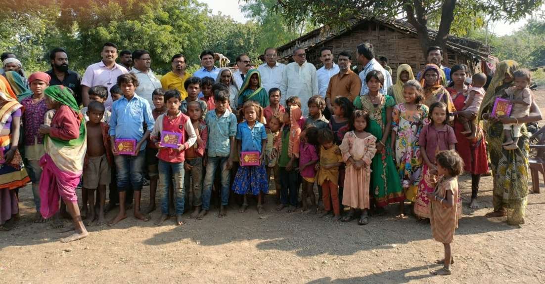 मन्यावस्ती येथील पाड्यावर आदिवासी बांधवांना प्रेरणा दर्पण फाउंडेशन चोपडा तर्फे दिवाळी फराळ वाटप
