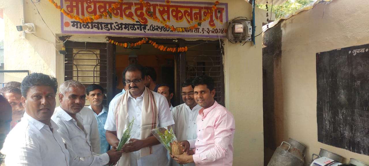 माधवानंद दुध संकलन ग्रुप माळी वाडा,अमळनेर च्या सभासदांना भेट वस्तु वाटप