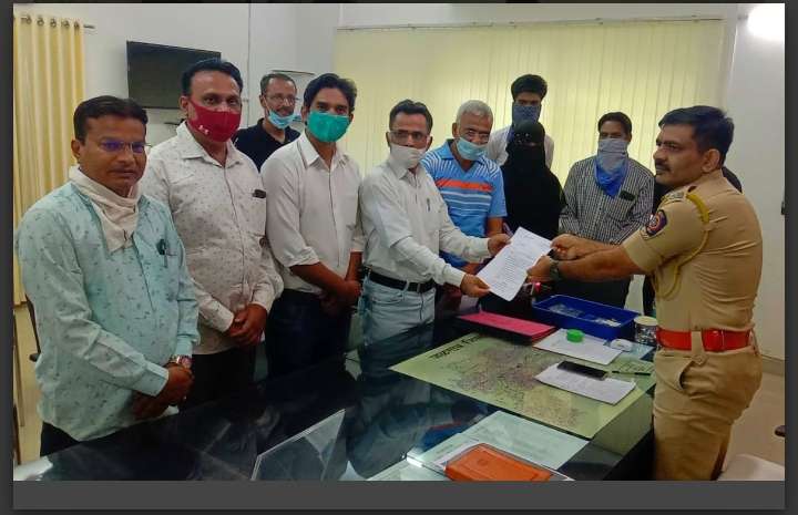 रावेर पोलीस स्टेशनचे पोलीस निरीक्षक नागरे,सपोनि नाईक, उपनिरीक्षक सोनवणे यांची सखोल चौकशी करून कडक कारवाई होऊन पोलिस दलातून हकालपट्टीची करण्याची जळगाव व रावेर येथील अल्पसंख्यांक समाजाची मागणी