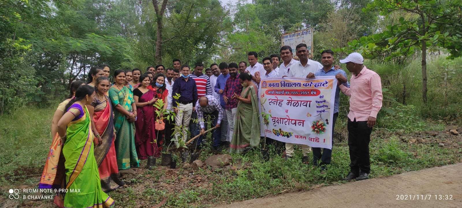 जनता विद्यालय कोर्‍हाटे २००० २००१ दहावीतील माजी विद्यार्थ्यांनी एकञ येऊन शाळेच्या परीसरात एकञीत पणे केले वृक्षारोपण