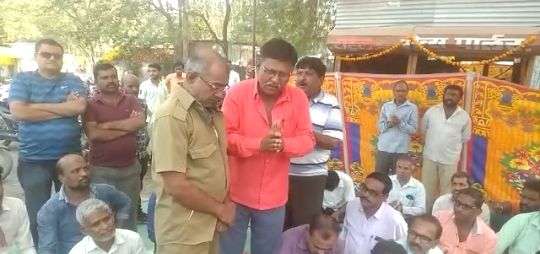 यावल येथील एसटी आगार मध्ये वाहक व चालक यांना बांगड्या व हार अतिशय चुकीच्या प्रकार झाल्यामुळे वाहक व चालक यांच्याशी जाहीर माफी