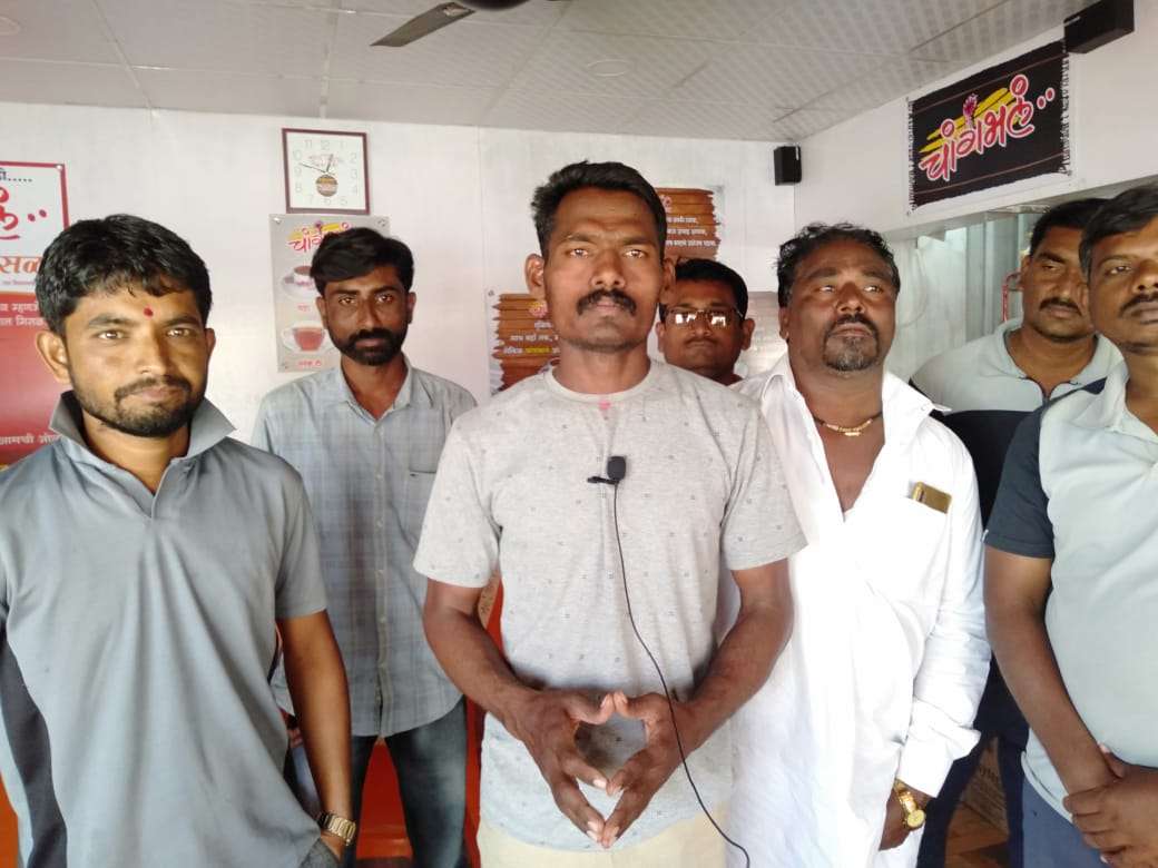 प्रशांत परिचारक यांच्या गाडी वर काळीक टाकून माजी सैनिक बापू गायकवाड यांनी निषेध व्यक्त केला...!