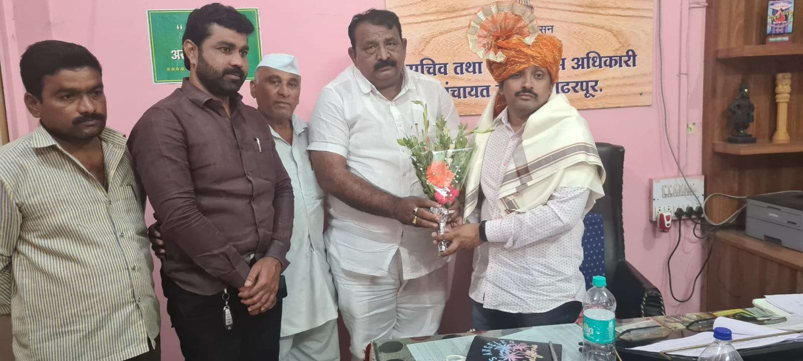 राष्ट्रवादी कांग्रेस पार्टी उद्योग-व्यापार विभाग प्रदेशाध्यक्ष नागेश दादा फाटे यांच्या वतीने पंढरपूर गटविकास अधिकारी यांचा सत्कार समारंभ संपन्न