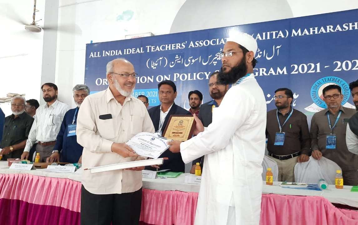 रावेर येथील पत्रकार शेख शरीफ यांना हैदराबाद येथे "उत्कृष्ट पत्रकारिता" या पुरस्काराने केले सन्मानित