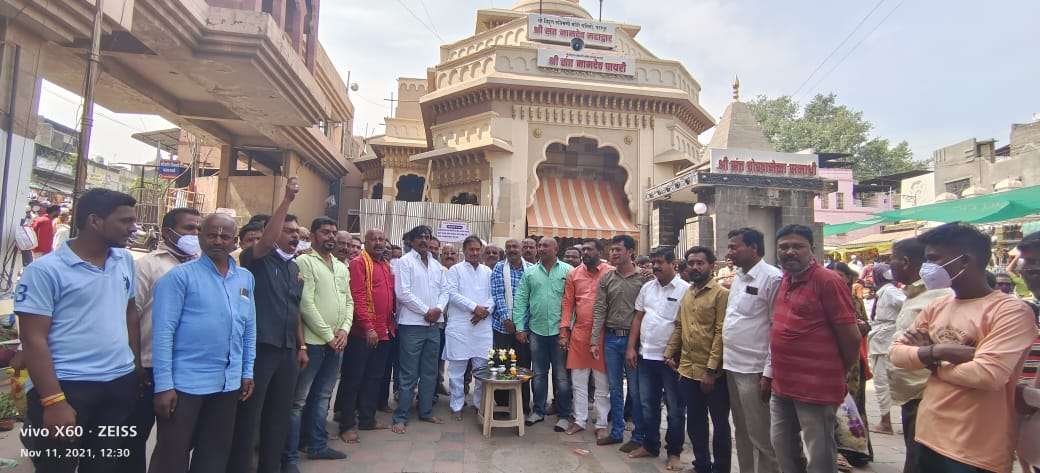 एस. टी. कर्मचाऱ्यांना शासनामध्ये विलीनीकरण करून घेण्यासाठी श्री विठ्ठल ला अभिषेक करून मनसेचे साकडे ,,,मनसे नेते दिलीपबापू धोत्रे