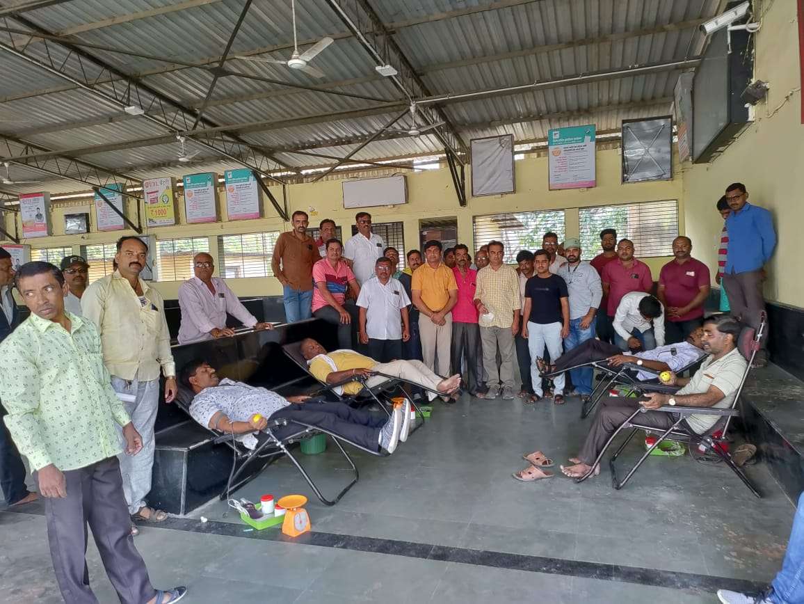 अमळनेर आगारातील संपकरी कर्मचाऱ्यांनी केले रक्तदान ..