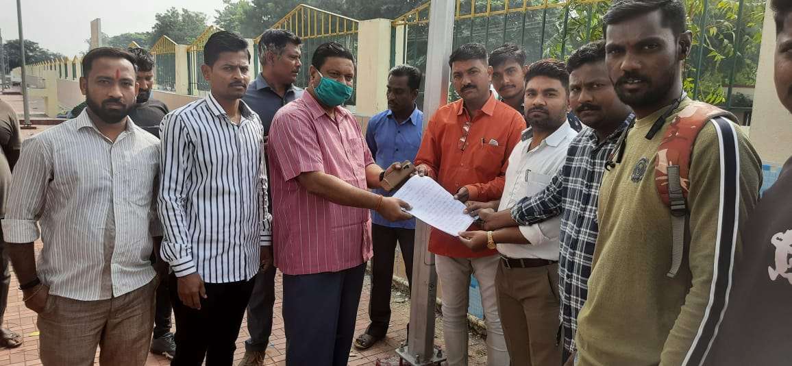 भित्तिचित्रे योग्य त्या ठिकाणी लावुन महापुरुषांचा अवमान ..अमळनेर रेल्वे स्टेशन प्रबंधक यांना निवेदन