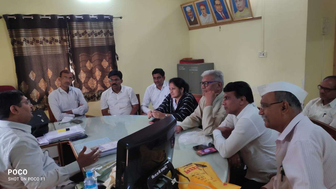 जनआंदोलन समितीच्या पदाधिकाऱ्यांनी घेतली पाडळसरे धरण अभियंत्यांची भेट...