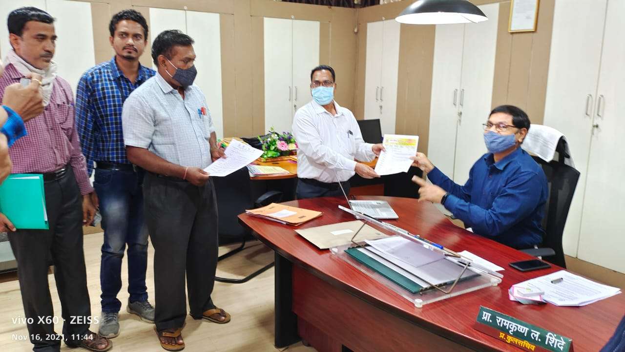 कवियत्री बहिणाबाई चौधरी उत्तर महाराष्ट्र विद्यापीठात जननायक बिरसा मुंडा यांच्या जयंती कार्यक्रमात प्र कुलसचिव अनुपस्थित... विद्यापीठाने समजपत्र द्यावे आदिवासी संघटनांची मागणी...