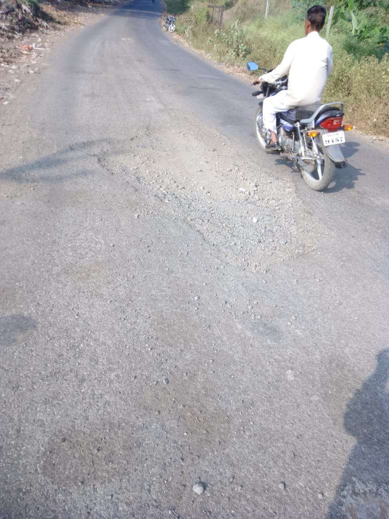 खिर्डी ते ऐंनपुर रस्त्यावर खडड्यांचे साम्राज्य सा.बां विभागाचे दुर्लक्ष..