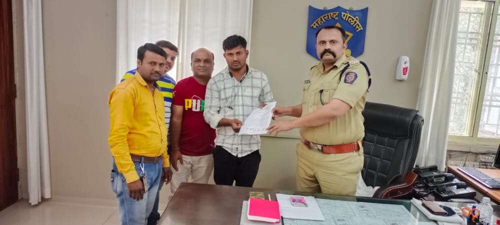 सप्तशृंगी गडावरील अवैध दारू व धंदे बंद करा नाशिक ग्रामिण पोलीस अधिक्षक यांना पञकाराचे निवेदनाद्वारे मागणी.