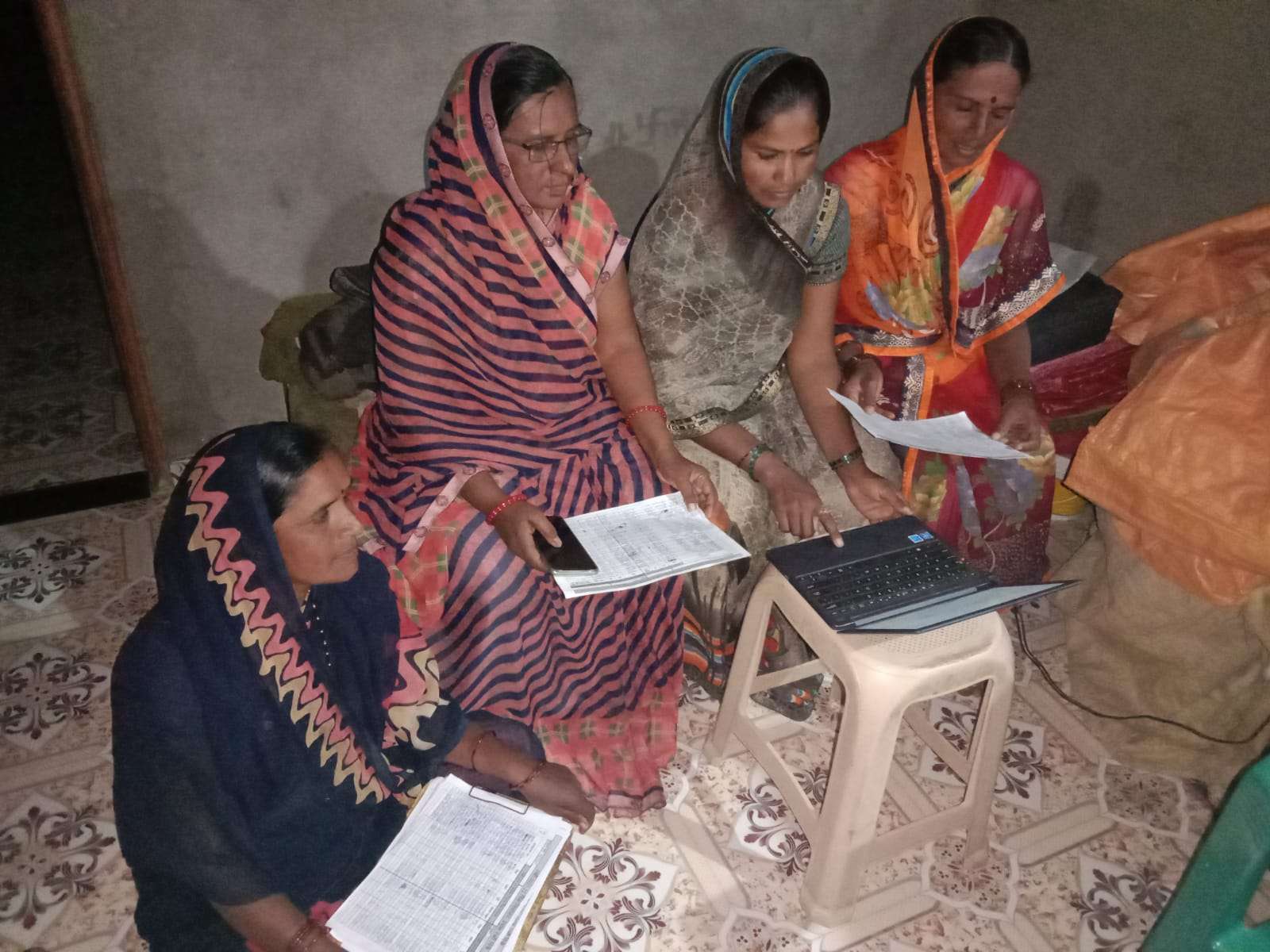 अमळनेर : जिथे कमी तिथे आम्ही... उमेद अभियान आणि बचत गटाच्या  ध्येयवेड्या जलरागिनी केला कोंडावळ गावचा पिक नियोजनाचा सर्वे पूर्ण