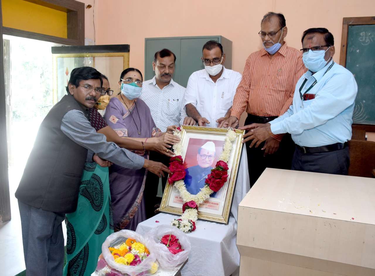 स्वर्गीय नानासाहेब देविदास फालक यांना वाहिली अनोखी आदरांजली