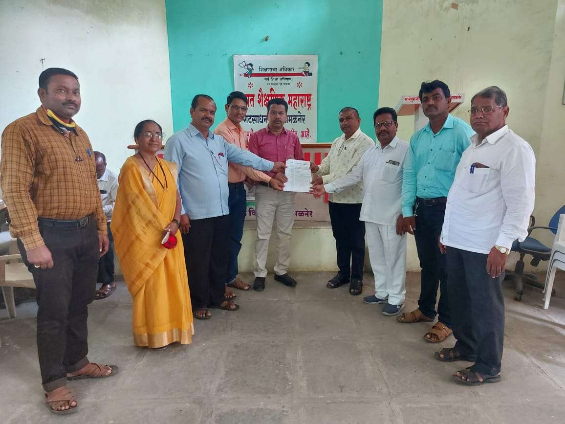 अमळनेर : 28 नोव्हेंबर महात्मा फुले यांचा स्मृतीदिन शिक्षक दिवस म्हणून साजरा करा ओबीसी विद्यार्थी पालक शिक्षक असोसिएशनचे गटशिक्षणाधिकारी यांना निवेदन