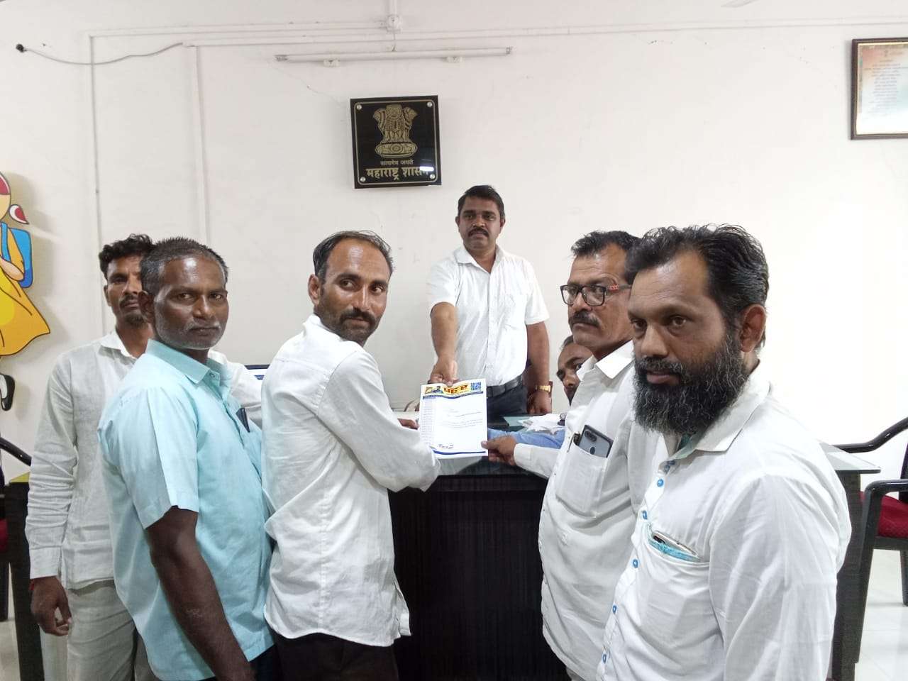 प्रहार अपंग संघटना पारोळा पदाधिकार्यानी दिला 3 डिसेंबर जागतिक अपंग दिवशी उपोषणाला बसण्याचा इशारा