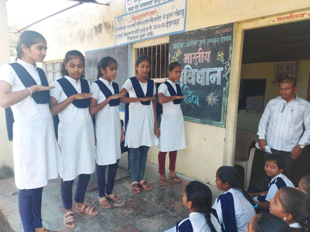 अमळनेर: संविधान हे राष्ट्रीय अस्मितेचे प्रतीक ..अरविंद सोनटक्के देवगांव देवळी येथील महात्मा फुले हायस्कूलमध्ये संविधान दिनानिमित्त विविध कार्यक्रम संपन्न..