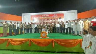 चोपड्यात शेकडो दिवे लावून शहिदांना अभिवादन...चोपडा नगरपालिकेचा स्तुत्य उपक्रम... कार्यक्रमात निवृत्त जवानांसह हजारों नागरिकांची उपस्थिती