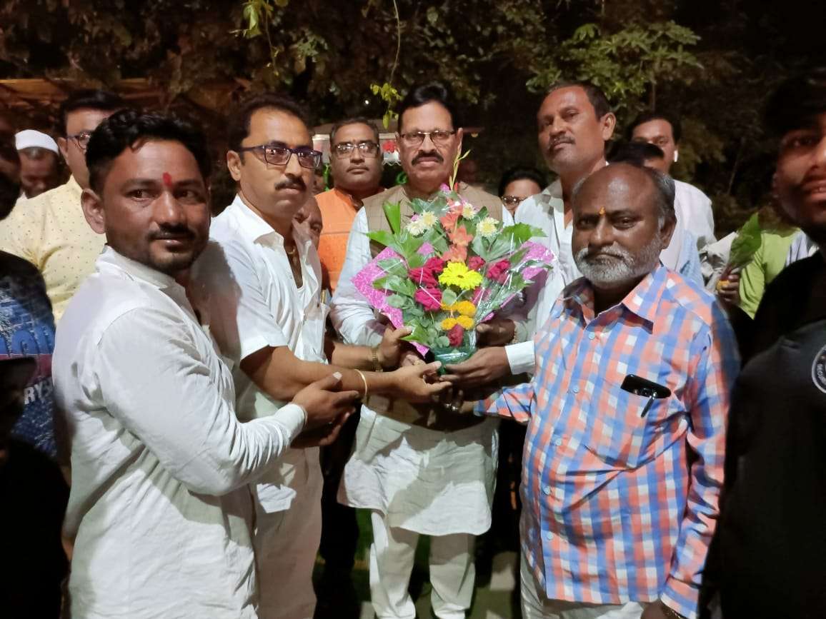 अमळनेर : राष्ट्रीय चर्मकार महासंघाचे राष्ट्रीय अध्यक्ष बबनराव घोलप यांचे स्वागत व सामाजिक प्रश्नांवर चर्चा...