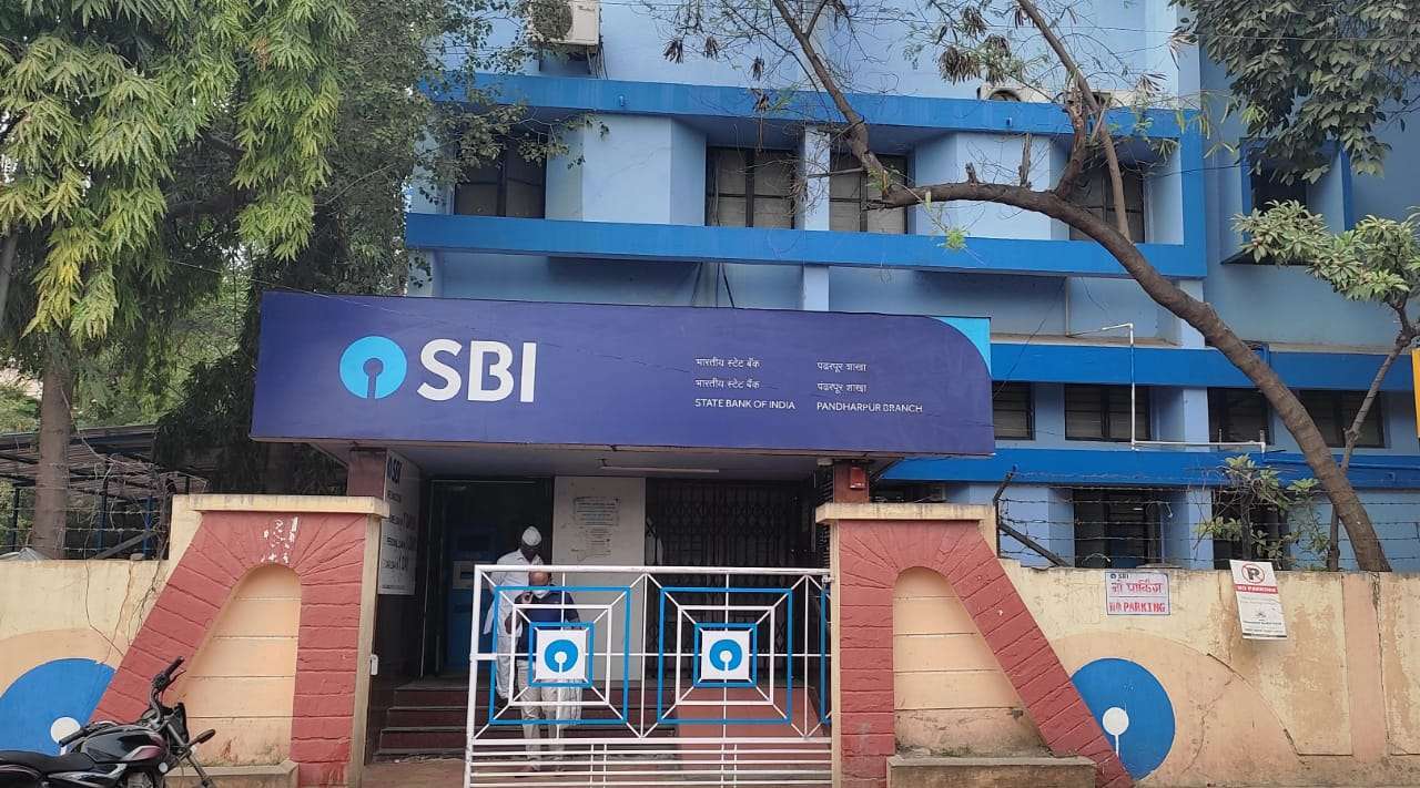 स्टेट बँकेच्या कॅशियर खिडकीतून चोरट्यांनी दाखवली हात की सफाई