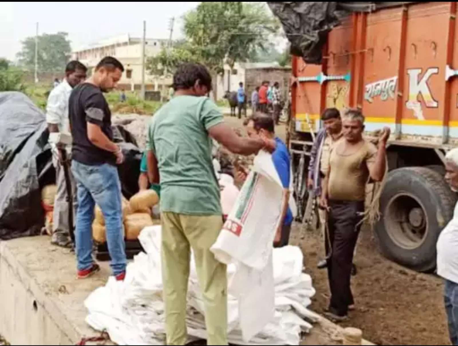एरंडोल येथे 1500 कि गांजा जप्त..!एनसीबी ची मोठी  कार्यवाही....