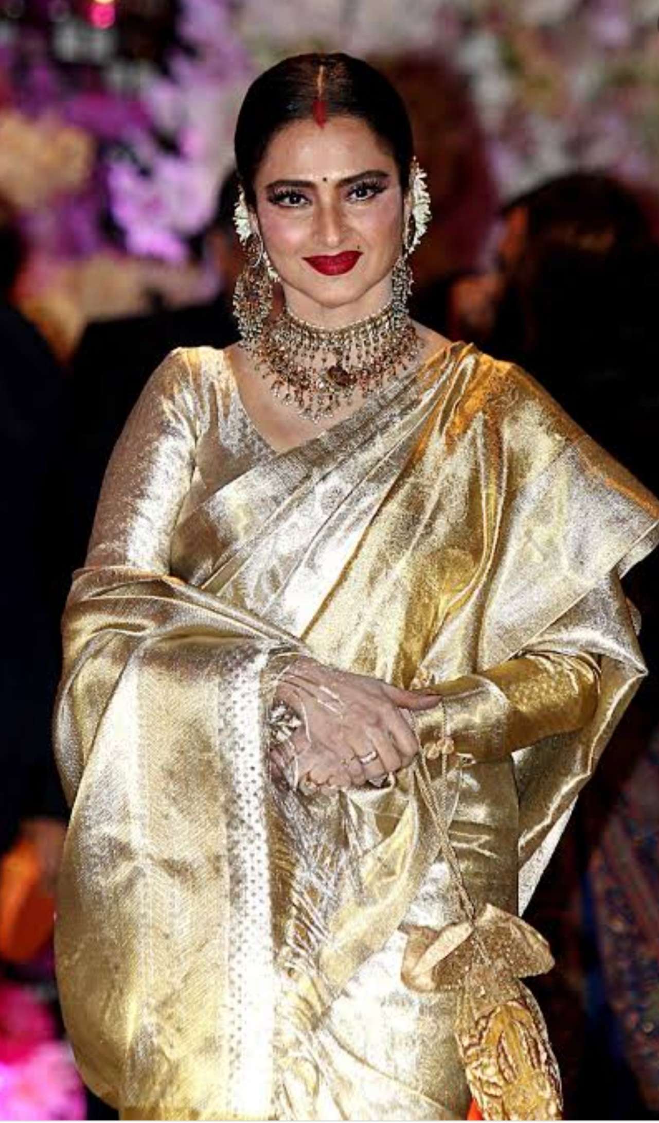 अभिनेत्री रेखाचं आर्थिक नियोजन..!पहा कसा भागवते खर्च..!गुंतवणूक की आणखी काही..!