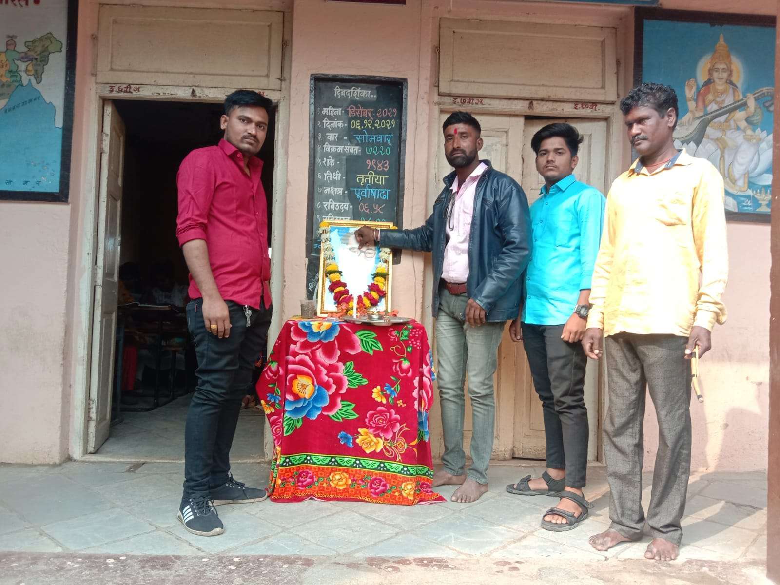 अमळनेर: विश्वरत्न डॉ बाबासाहेब आंबेडकर यांच्या महापरिनिर्वाण दिनी गायकवाड हायस्कुल मध्ये मनसे कडून अभिवादन...