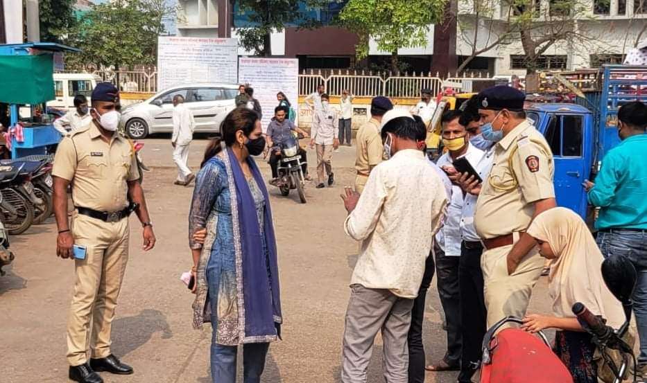 जिल्हाधिकारी मनीषा खत्री यांनी रस्त्यावर थांबत नागरिकांना केले 'कोविड'लसीकरणाच आवाहन लसीकरण प्रमाणपत्राचीही केली तपासणी