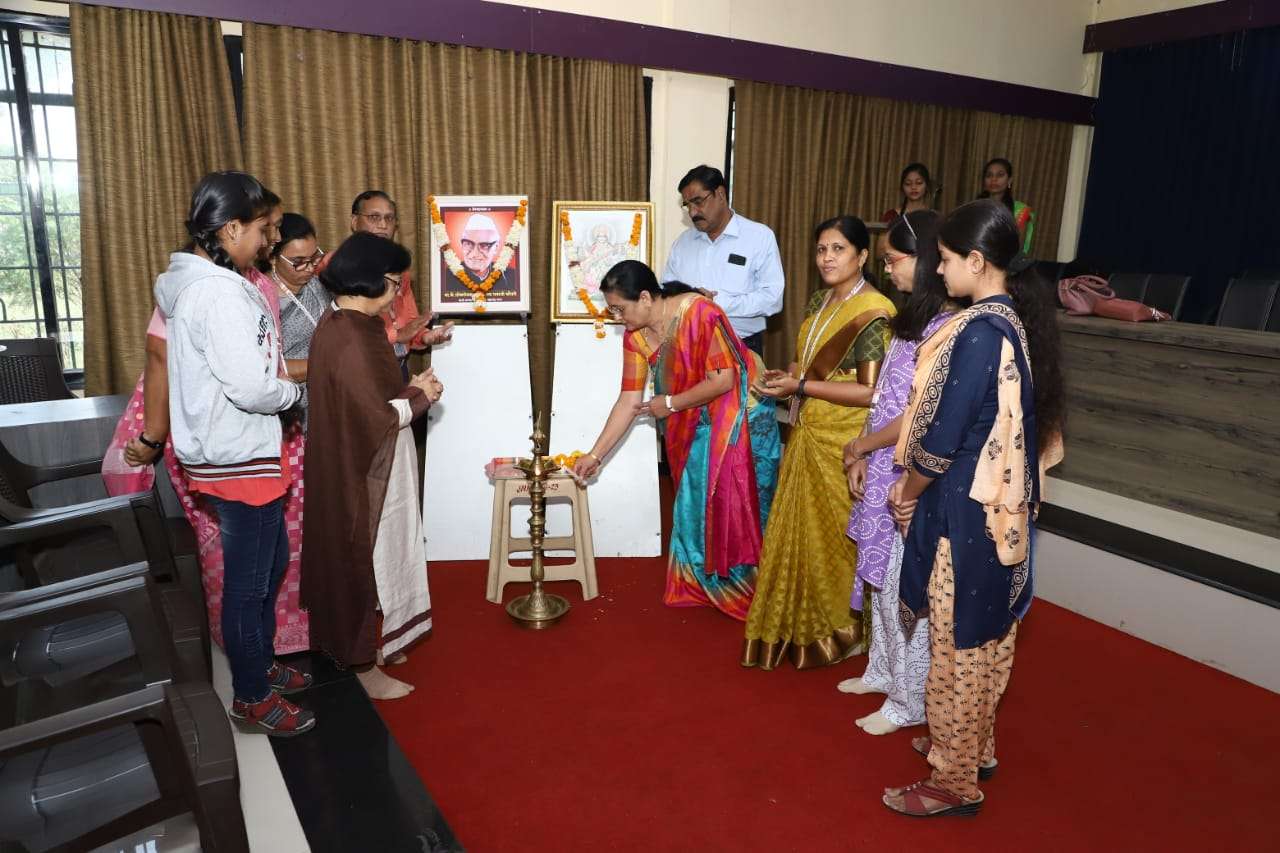 युवतींनो स्वतःमधील कौशल्य ओळखून तना- मनाने सकारात्मक बना ---- प्रा. डॉ. सुनिता चौधरी