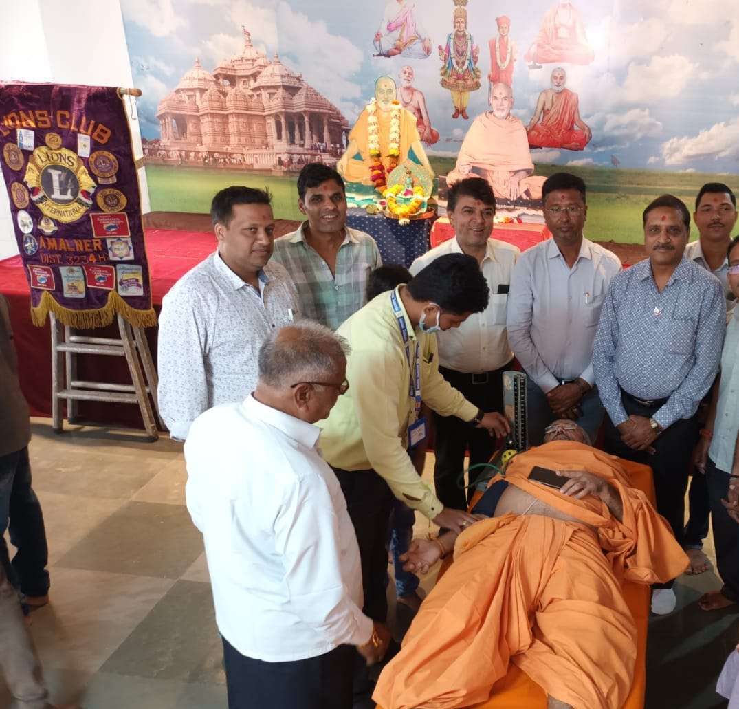 अमळनेर: स्वामीनारायण मंदिरात ७१ दात्यांचे रक्तदान लायन्स क्लब , मंदिराचा संयुत उपक्रम