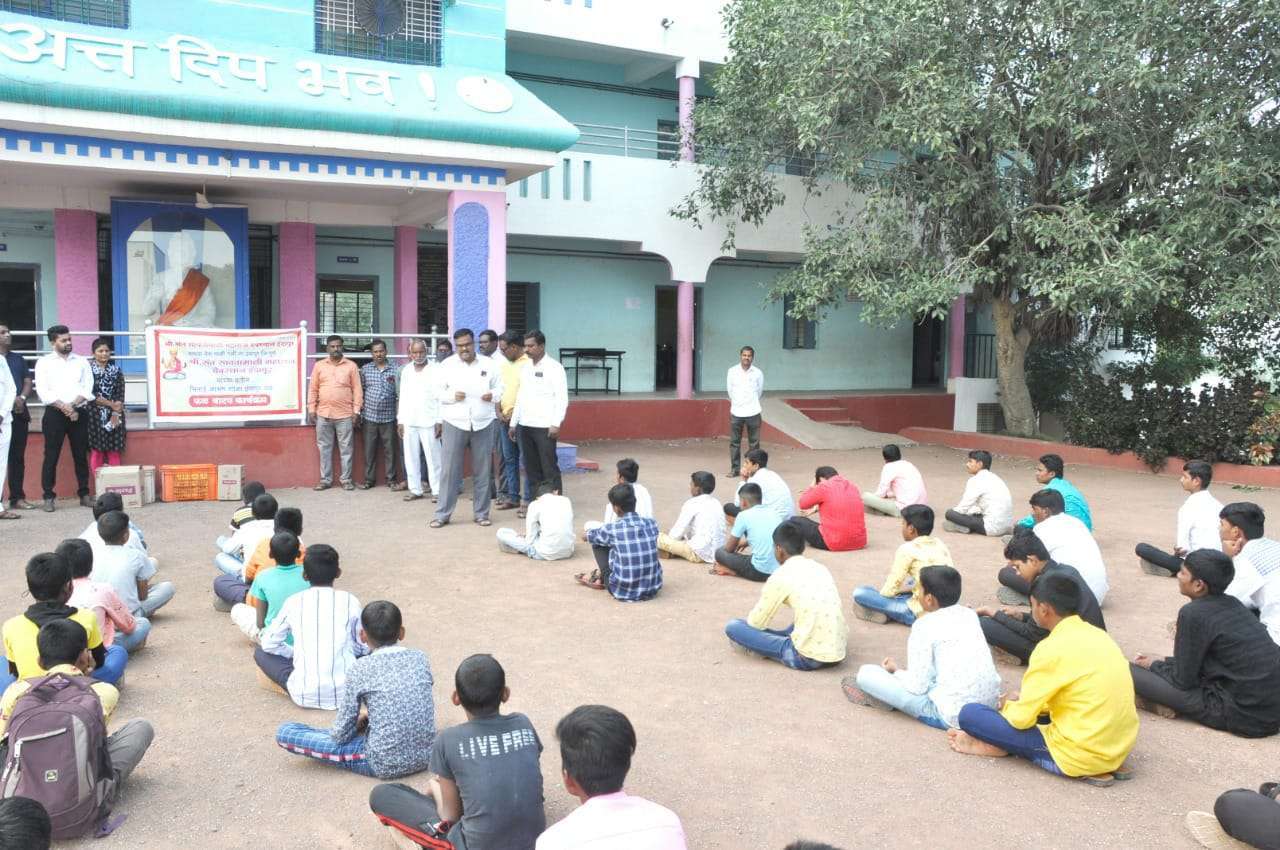 श्री. संत सावतामाळी महाराज देवस्थान ट्रस्टच्या वतीने विद्यार्थ्यांना फळे व बिस्कीट वाटप