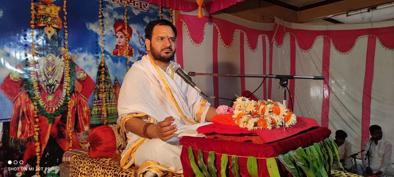 पहिल्याच दिवशी कथेतभाविक भारावले. श्रीमद् भागवत कथा माणसाला निर्भय बनवते:- स्वामी डॉ.तुळशीराम गुट्टे महाराज यांचे प्रतिपादन.