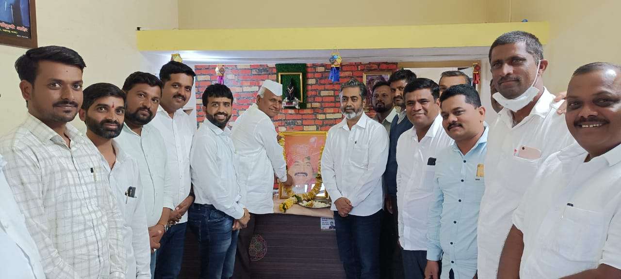 चांदवडला स्व गोपीनाथजी मुंडे जयंतीनिमित्त प्रतिमापूजन