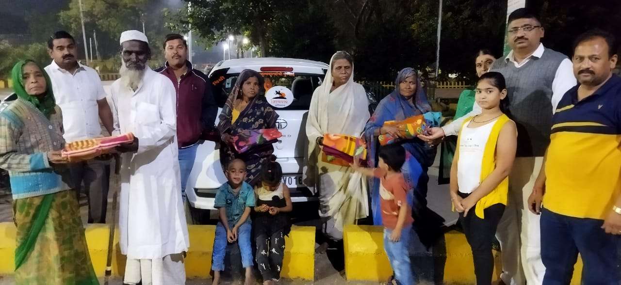 अमळनेर: लोकनेते शरद पवार यांच्या वाढदिवसानिमित्त गरजूंना ब्लॅंकेट वाटप...