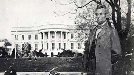 बापरे ..!अमेरिकेतील व्हाईट हाऊस मध्ये राष्ट्राध्यक्ष अब्राहम लिंकन यांचे भूत..!कोणी कोणी पाहिले..तुम्हाला ही पहायचे..?