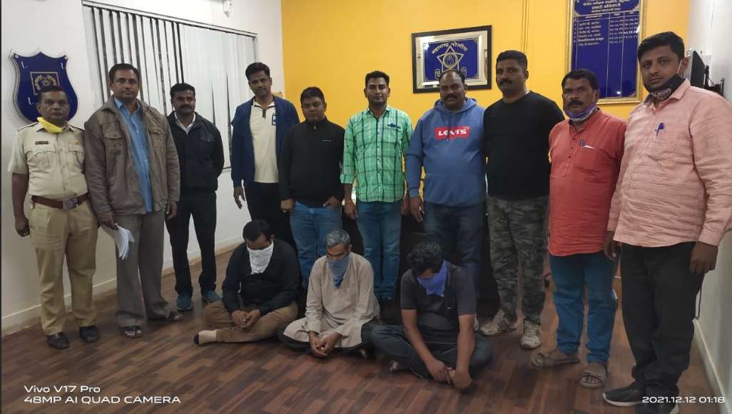 नंदुरबार जिल्हा पोलीस दलाकडुन गुन्हेगारांविरुध्द ऑपरेशन ऑल आऊट, कॉबींग / नाकाबंदी दरम्यान एकुण 4 अग्निशस्त्र, 5 जिवंत काडतुस, 3 धारदार शस्त्रांसह घरफोडीच्या गुन्ह्यातील व इतर गुन्ह्यातील आरोपी मुद्देमालासह ताब्यात