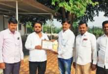 गणेश पवार यांना रयतेचा कैवारी शिक्षण भूषण पुरस्कार मिळाल्याबद्दल प्रा. शिवाजीराव सावंत यांच्या हस्ते सत्कार