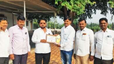 गणेश पवार यांना रयतेचा कैवारी शिक्षण भूषण पुरस्कार मिळाल्याबद्दल प्रा. शिवाजीराव सावंत यांच्या हस्ते सत्कार