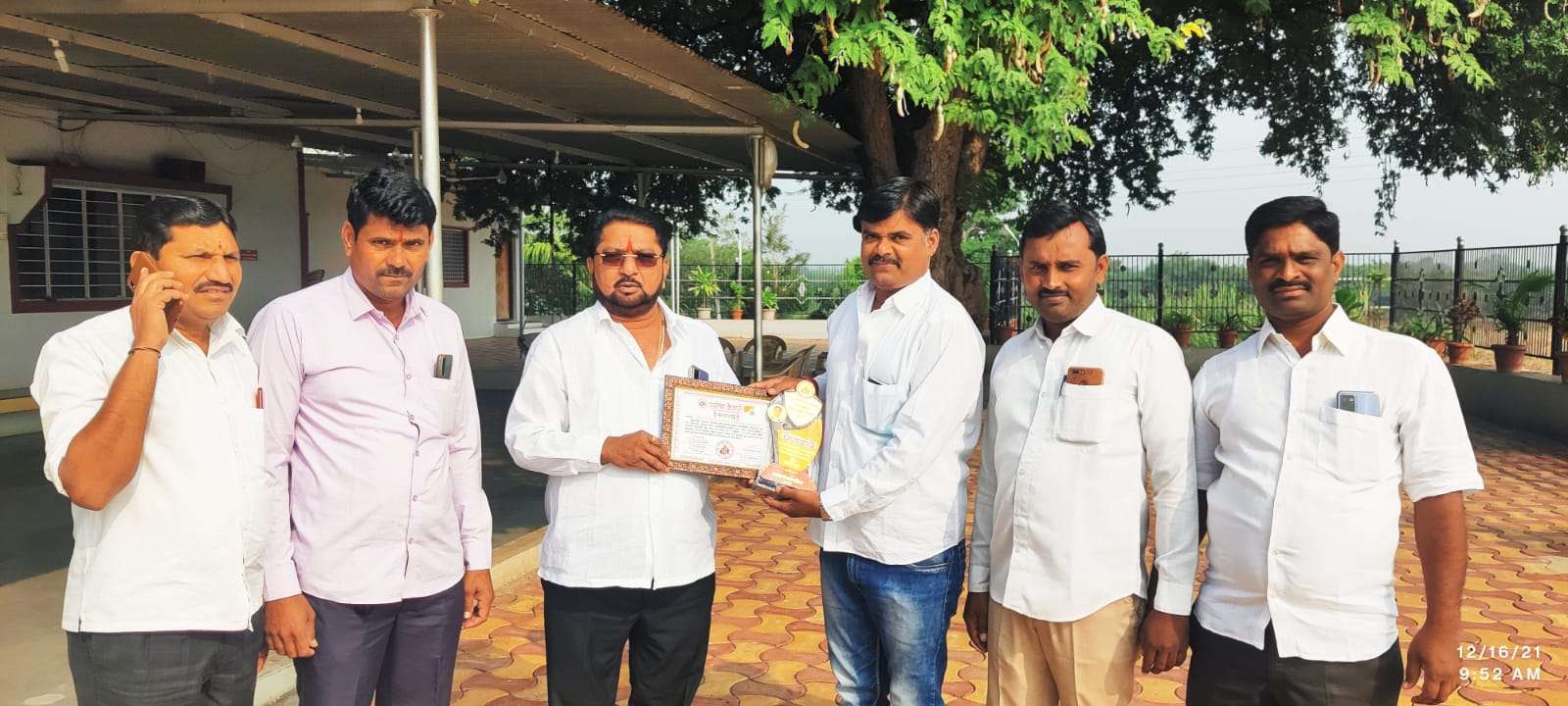 गणेश पवार यांना रयतेचा कैवारी शिक्षण भूषण पुरस्कार मिळाल्याबद्दल प्रा. शिवाजीराव सावंत यांच्या हस्ते सत्कार