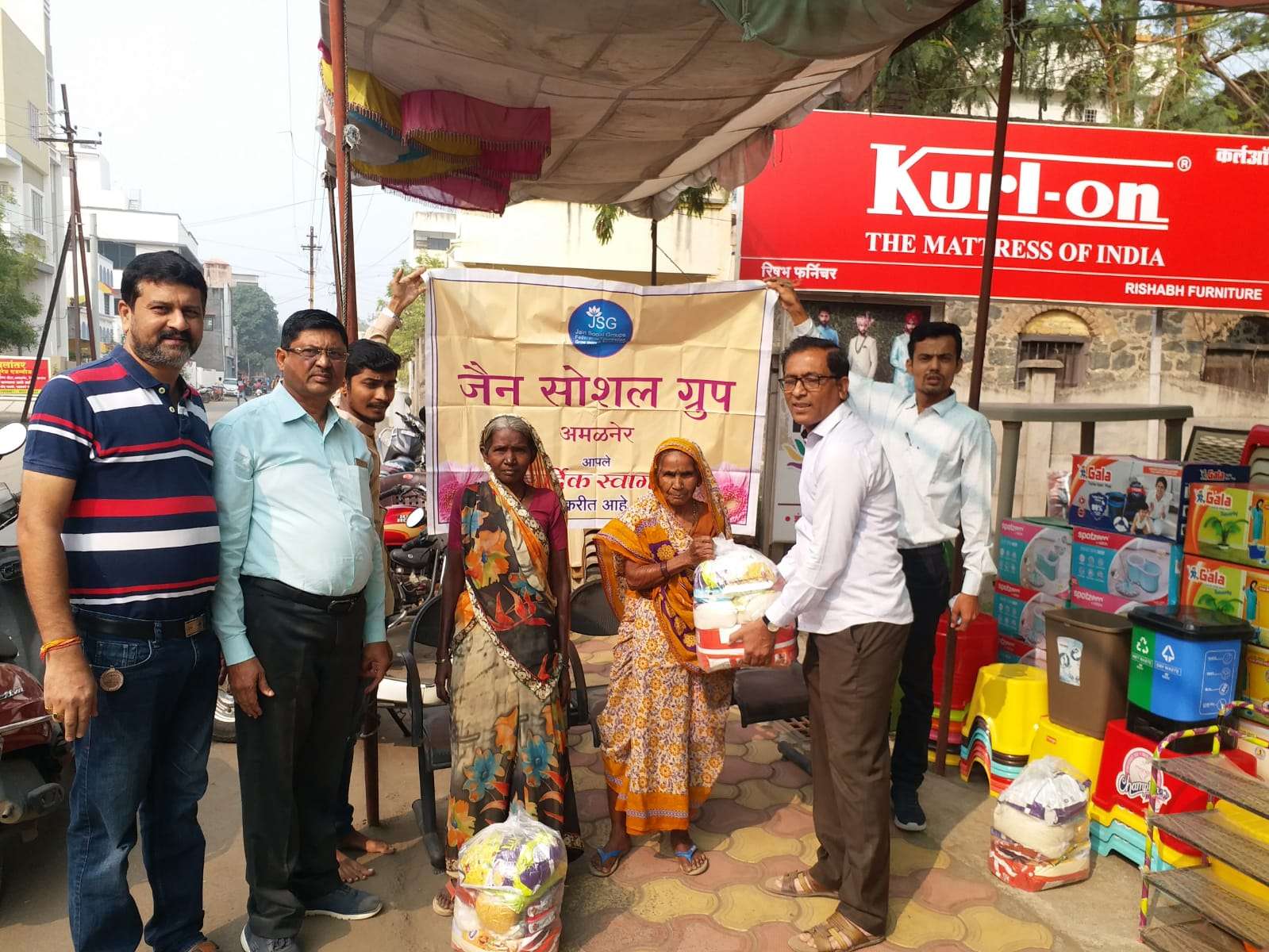 अमळनेर: जैन सोशल ग्रुप तर्फे गरजुना एक महिन्याचे धान्य किट वाटप...