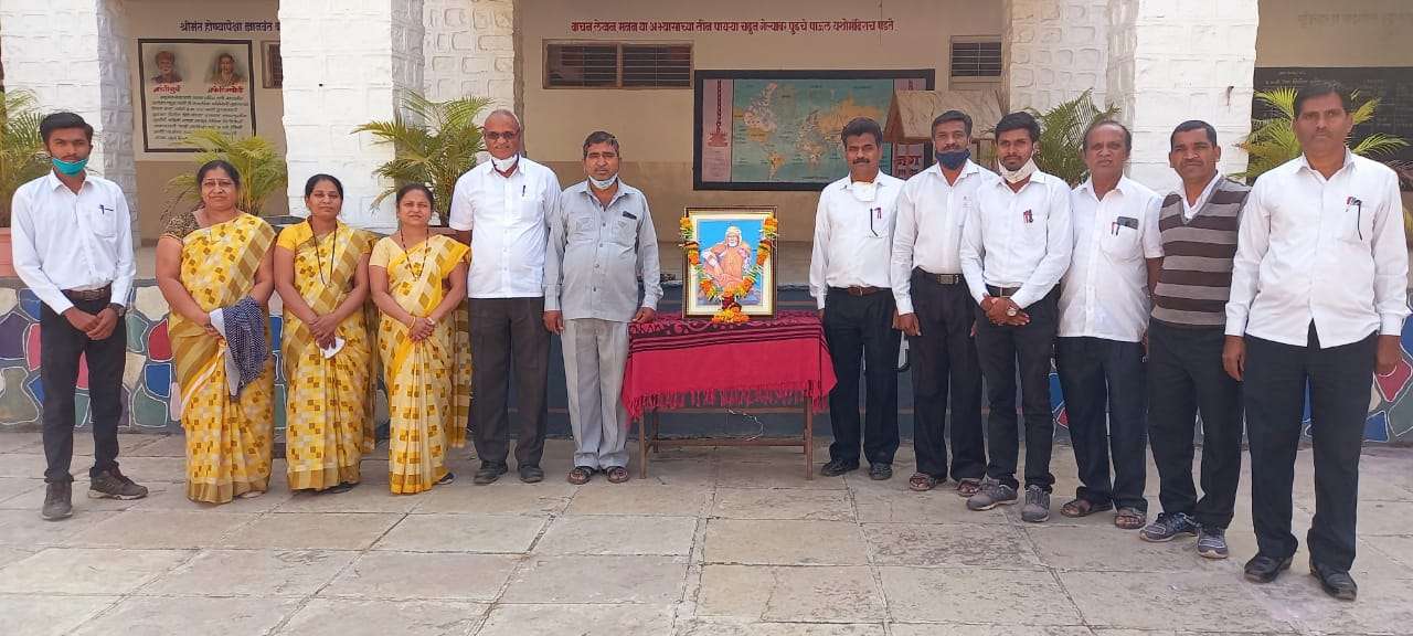 थोरात विद्यालयात राष्ट्रसंत गाडगेबाबा यांना अभिवादन