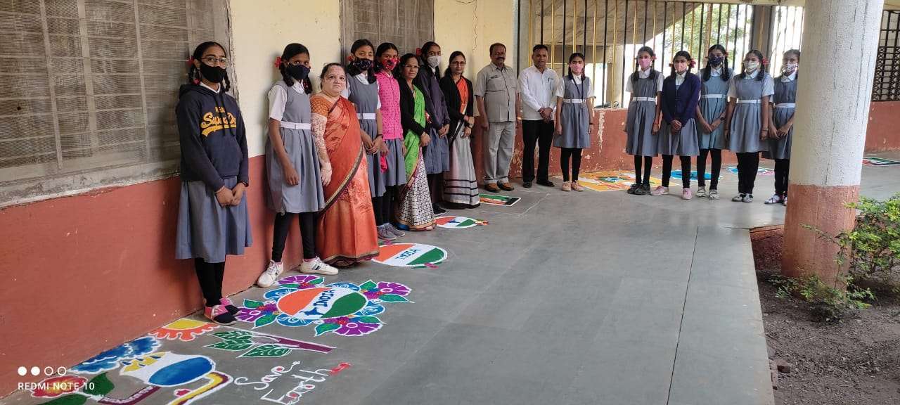 कादवा कारखाना स्थळी असलेल्या बी के कावळे विद्यालय येथे विविध उपक्रम