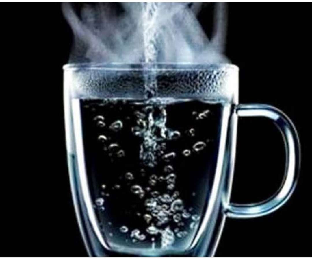 आरोग्याचा मुलमंत्र..गरम पाणी पिण्याचे फायदे